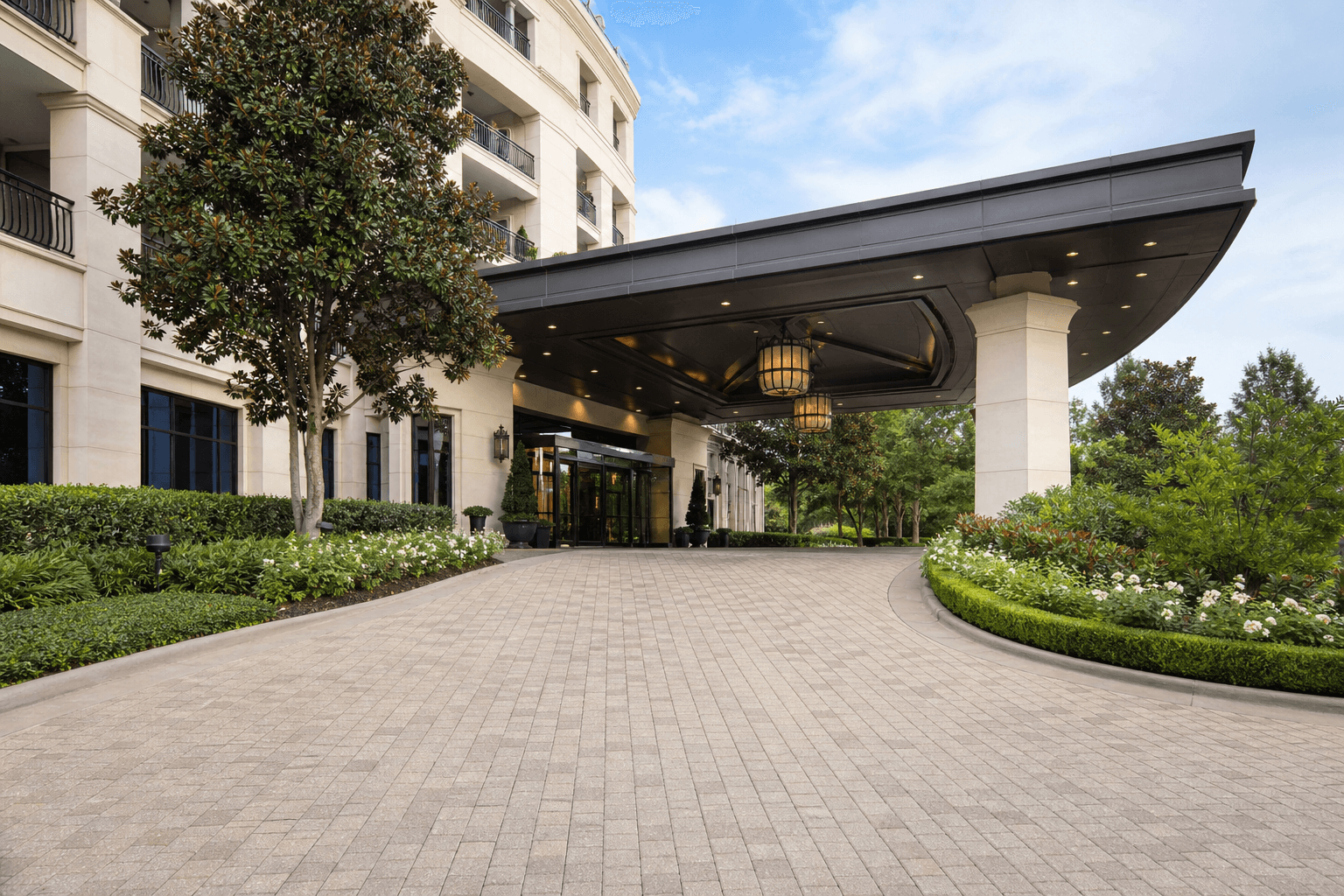 Mycie elewacji i podjazdu hotelu